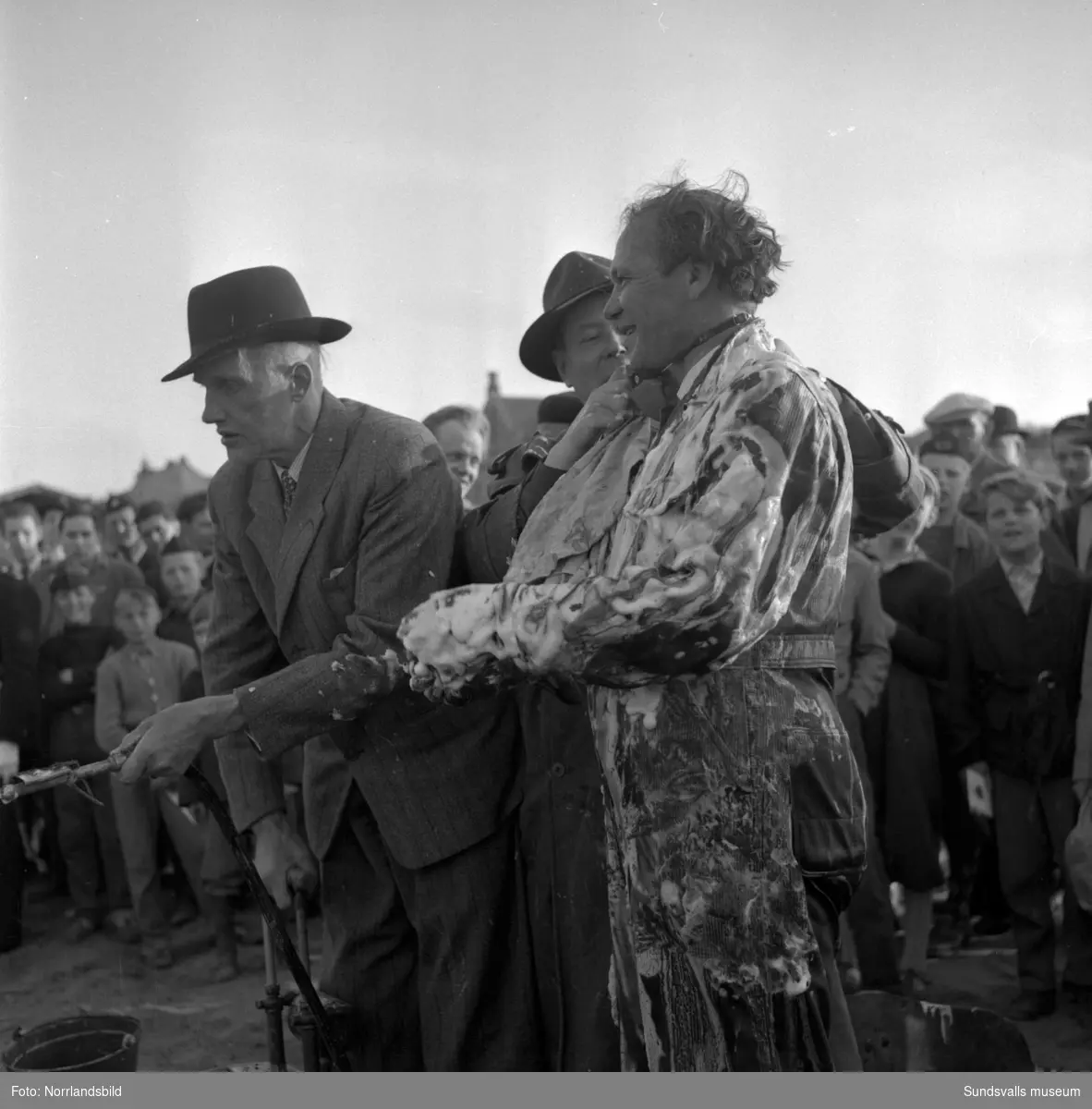 Demonstration av brandskyddsmedel på Finnkajen i hamnen. Gunnar "Marthelli" Lövblad täcks med så kallat Tewisskum och kan sedan stå mitt i ett eldhav.