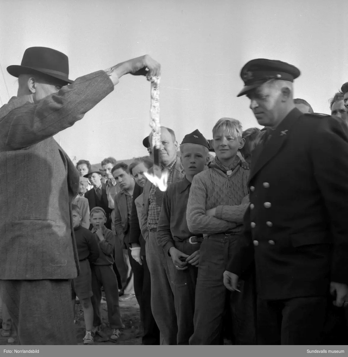 Demonstration av brandskyddsmedel på Finnkajen i hamnen. Gunnar "Marthelli" Lövblad täcks med så kallat Tewisskum och kan sedan stå mitt i ett eldhav.