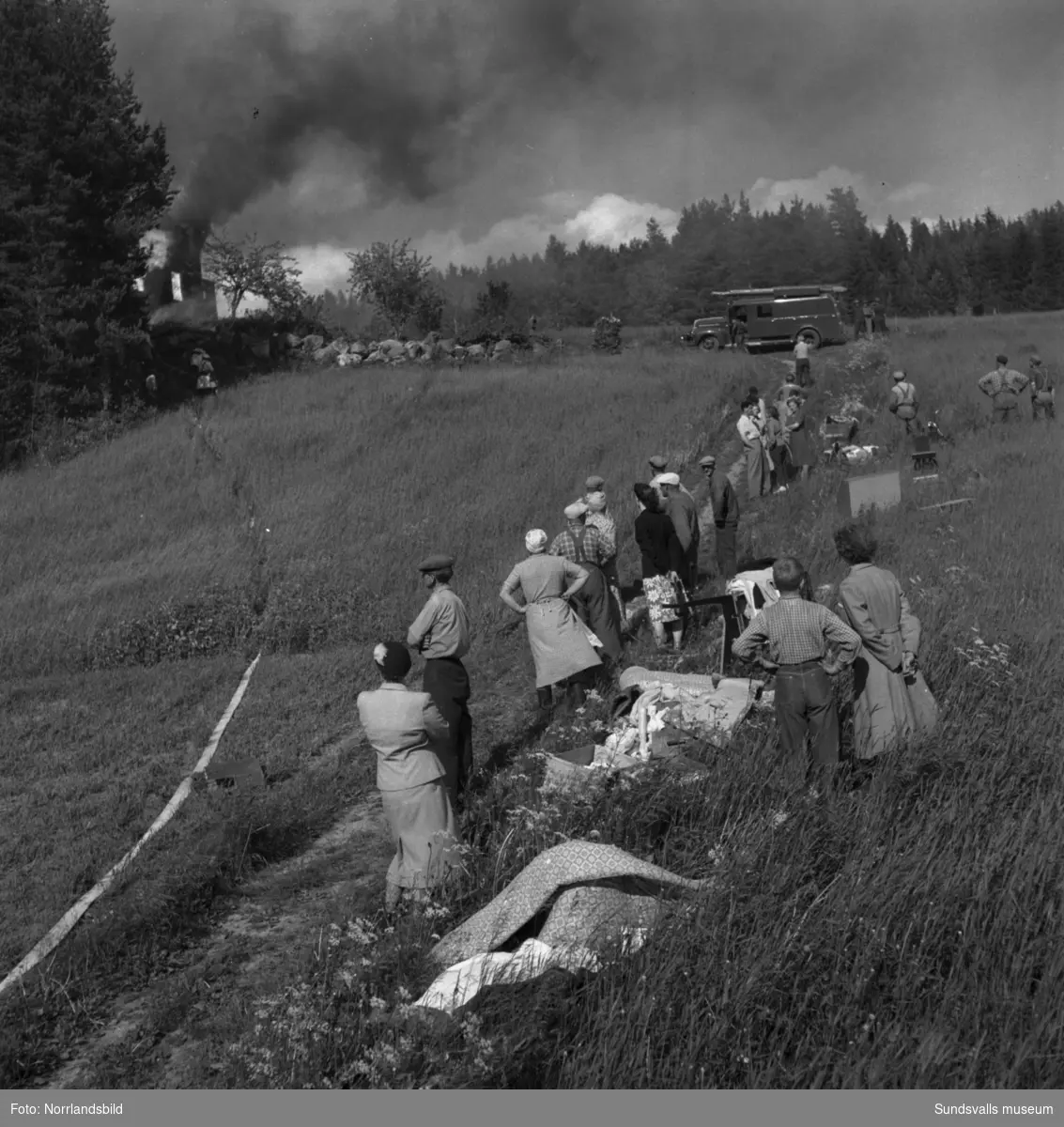 Tre byggnader slukades av elden i en våldsam brand i Allsta. Branden startade i hemmansägare Ture Lindboms ladugård och spred sig snabbt till ladugården hos Valdemar Dahlberg och sedan vidare till Dahlbergs bostadshus. Inga människor kom till skada men en häst och omkring 80 höns omkom i lågorna.