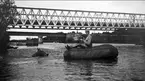 Simträning av häst efter flytsäck i strömmen vid järnvägsbron vid Kvicksund. Strömsholm 1910-11.