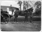 Strömsholm 1910-11. Doc corten framkörd på gårdsplanen framför Gåfvetorps corp de logi. I bakgrunden Gåfvetorps norra flygel, löjtn Ragnar Aaby-Ericssons föräldrahem i Småland.