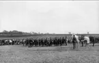 Strömsholm 1910-11. Officerare från olika kavalleriregementen. Längst till höger med vit häst regementstrumpetaren.