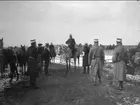 Fälttjänstövningar i Västergötland 1912 med 4. Skv K 7 i Malmö, skvadronchef löjtnant Ragnar Aaby- Ericsson. Vita band runt uniformsmössa markerar att skvadronen tillhör fiendesidan.