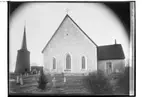 Sköllersta kyrka, kyrkgaveln och klockstapeln.