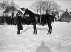 Fälttjänstövningar i Västergötland 1912 med 4. Skv K 7 i Malmö, skvadronchef löjtnant Ragnar Aaby- Ericsson. Vita band runt uniformsmössa markerar att skvadronen tillhör fiendesidan.