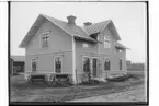 En och en halvplans bostadshus, ekonomibyggnader.
Harvar, plogar och såningsmaskiner.
Johan Eklind