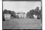 Steninge Slott, tvåvånings slottsbyggnad med två flyglar envånings byggnader.
Framsidan.
Uppland