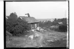 Steninge slott.
Torpet Granskogen, envånings bostadshus, två kvinnor framför huset.
Uppland