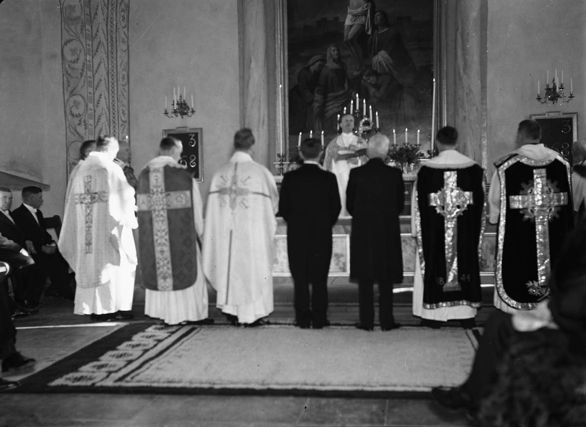 Ärkebiskop Erling Eidem förrättar gudstjänsten vid återinvigningen av Alunda kyrka