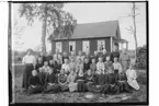 Rinkaby skola, skollärare Emmy Larsson och 34 skolbarn, envånings skolbyggnad. Uppfördes 1889 och brann ned 1951. Missionshuset har används 1903-1929 även som skolsal för de tre lägsta folkskoleklasserna. Under krigsåren 1940-1945 användes missionshuset som militärförläggning för I 33. Missionshusets tomt såldes efter branden 1951. Där en enplansvilla uppförts på befinnande stensockel.