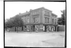 Tvåvånings stenbostadshus.
Hörnfastighet, Stortorget 6 - Köpmangatan 7.
Affärslokaler i bottenplanet.