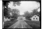 Irvingsholms Herrgård, tvåvånings bostadshus i trä. Herrgård med två flygelbyggnader.
Patron St:Cyr