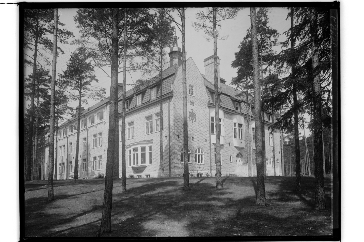 Tuberkolossjukhuset i Adolfsberg, trevånings sjukhusbyggnader i sten.