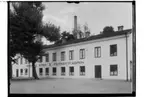 Örebro Strå & Filthattfabrik, tvåvånings fabriksbyggnad.
Carl Gibbson