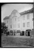 Bergrens Mekaniska Verkstad, trevånings bostadshus i sten, byggt 1909.
5 personer med cyklar.