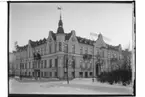 Södra Hotellet, trevånings hyreshus med frontespisar, ett torn med tornhuv, tre balkonger i järnsmide.