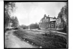 Kävesta Folkhögskola, en och en halvvånings bostadshus med frontespis.
Tvåvånings bostadshus med balkong.