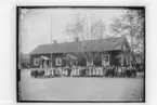 Almby kyrkskola, byggnad, skolbarn.
Folkskollärare C.G. Wistrand.