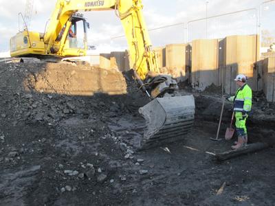 Arkeolog overvåker maskingraving på Barcode B13.