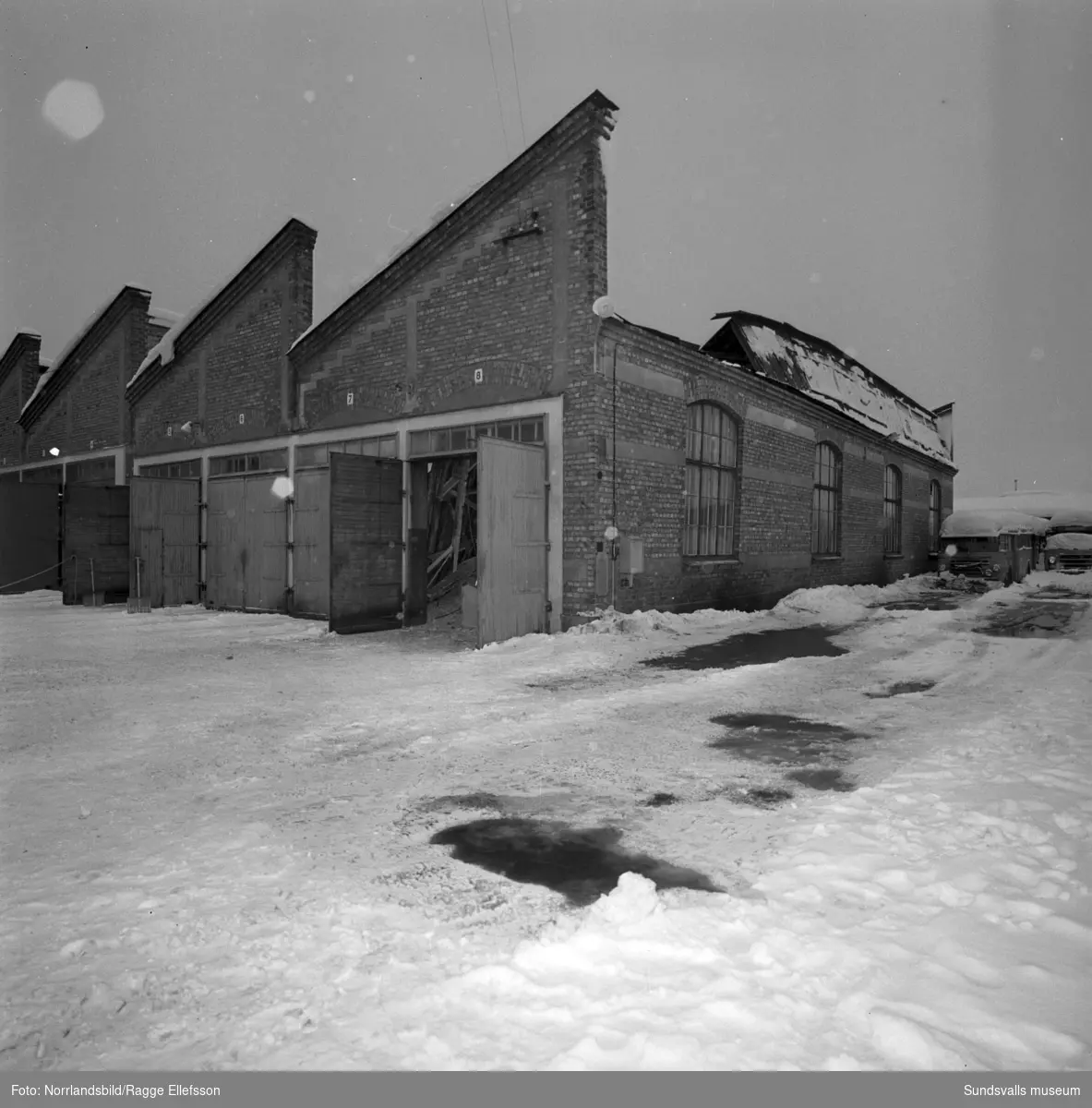 En tidig morgon i slutet av december 1965 blev snömassornas tyngd för mycket för taket på stadens bussgarage vid Landsvägsallén. Lyckligtvis hade de 30-talet bussförarna precis hunnit iväg för att påbörja dagens körningar då taket till de tidigare spårvagnsstallarna rasade samman. Chaufförerna hade dock parkerat sina privata bilar i garaget så de materiella skadorna blev stora. En buss och tre personbilar totalförstördes och ytterligare ett tiotal bilar skadades. Två av garagelängorna fick rivas helt medan de två vänstra finns kvar än i dag (2017).