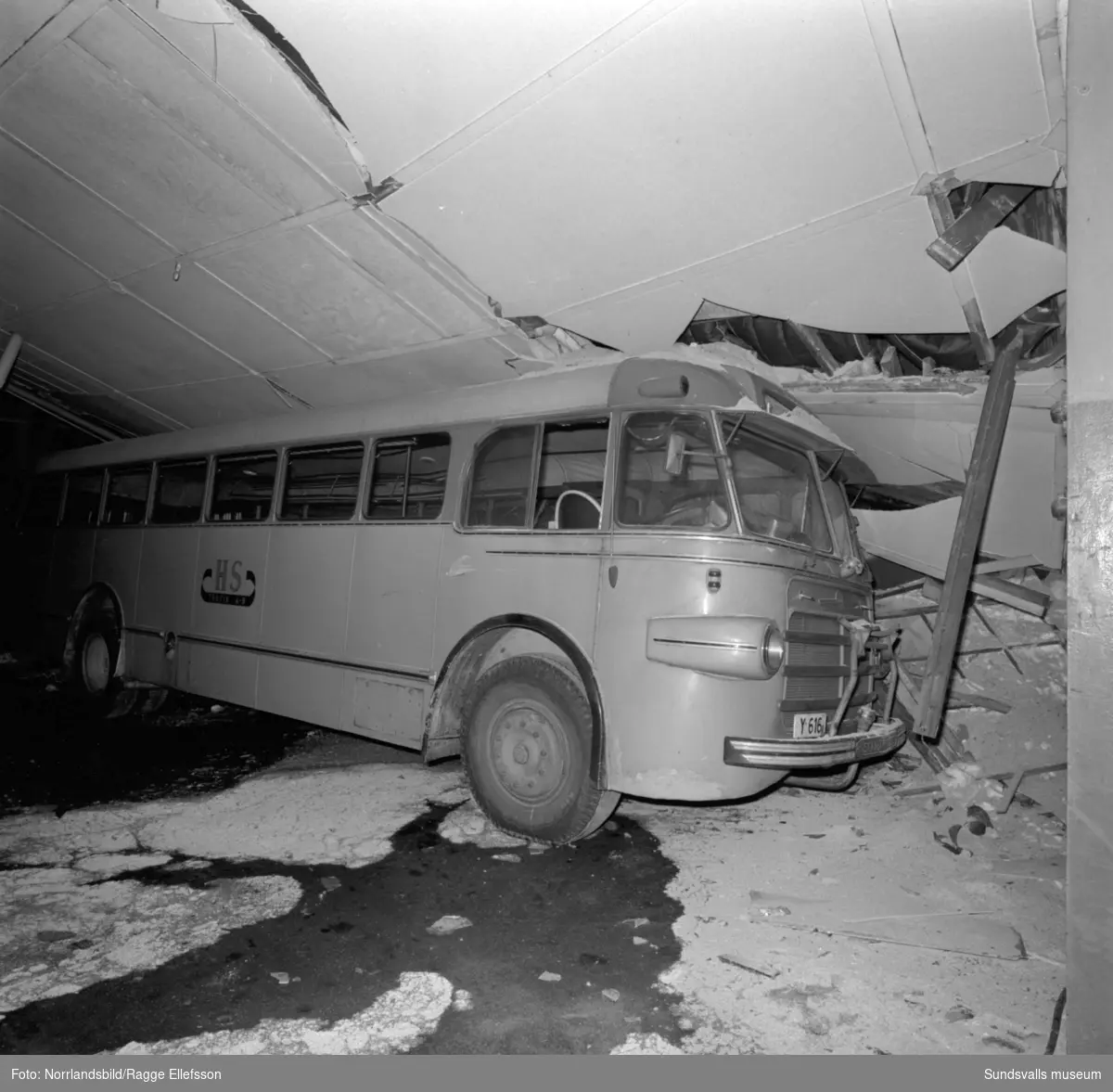 En tidig morgon i slutet av december 1965 blev snömassornas tyngd för mycket för taket på stadens bussgarage vid Landsvägsallén. Lyckligtvis hade de 30-talet bussförarna precis hunnit iväg för att påbörja dagens körningar då taket till de tidigare spårvagnsstallarna rasade samman. Chaufförerna hade dock parkerat sina privata bilar i garaget så de materiella skadorna blev stora. En buss och tre personbilar totalförstördes och ytterligare ett tiotal bilar skadades. Två av garagelängorna fick rivas helt medan de två vänstra finns kvar än i dag (2017).