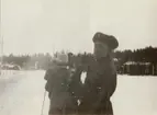 En trupp män i vinterövning vid Göta livgardes stridsvagnsbataljon år 1929. Mannen som vänder sig mot fotografen är enligt bildtexten Göran Schultz Göta livgarde I 2.