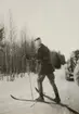 Bataljonschef överste Bertil Burén åker skidor. Vinterövning, Göta livgardes stridsvagnsbataljon, 1929.