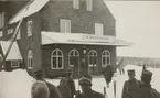 Soldater från Göta livgardes stridsvagnsbataljon utanför Vassijauri station i Lappland.