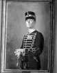 Överste Henry Peyron, t.f. sekundchef 1934-35, sekundchef 1935-37, därefter kavalleriinspektör. Skänkt av general Peyron. Ett porträtt - utfört av hans dotter - som officerskåren fått tidigare. Ej approberats.