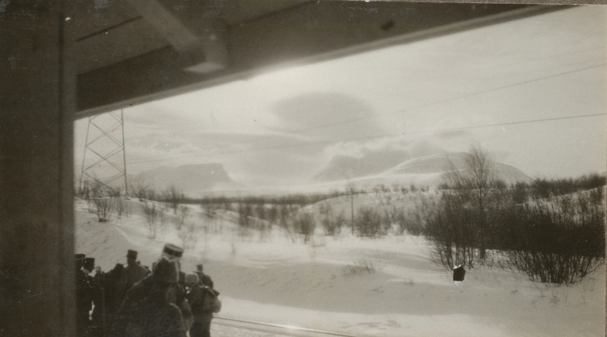 Fjällandskap vid Abisko med elever från stridsvagnskursen vid Göta livgardes stridsvagnsbataljon år 1928-1930 i förgrunden.