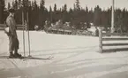 Stridsvagn m/1921 (eller m/1921-1929) körs upp på fjäll. Soldater på skidor följer framfarten.