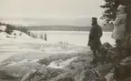 Två soldater tittar på landskapet vid Tännförsen.