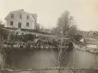 Trähus vid stranden.