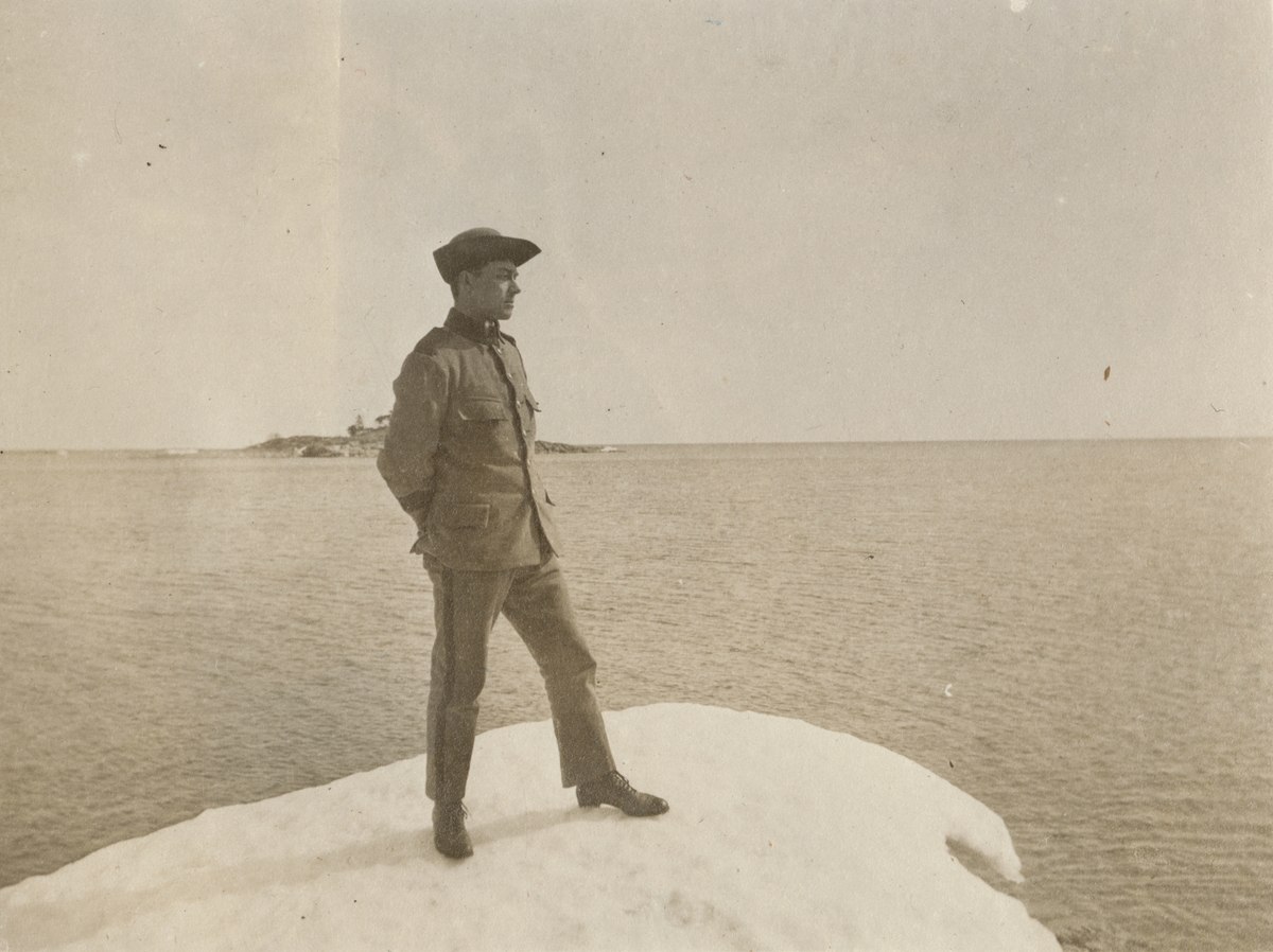 Porträtt av soldat stående på stranden.