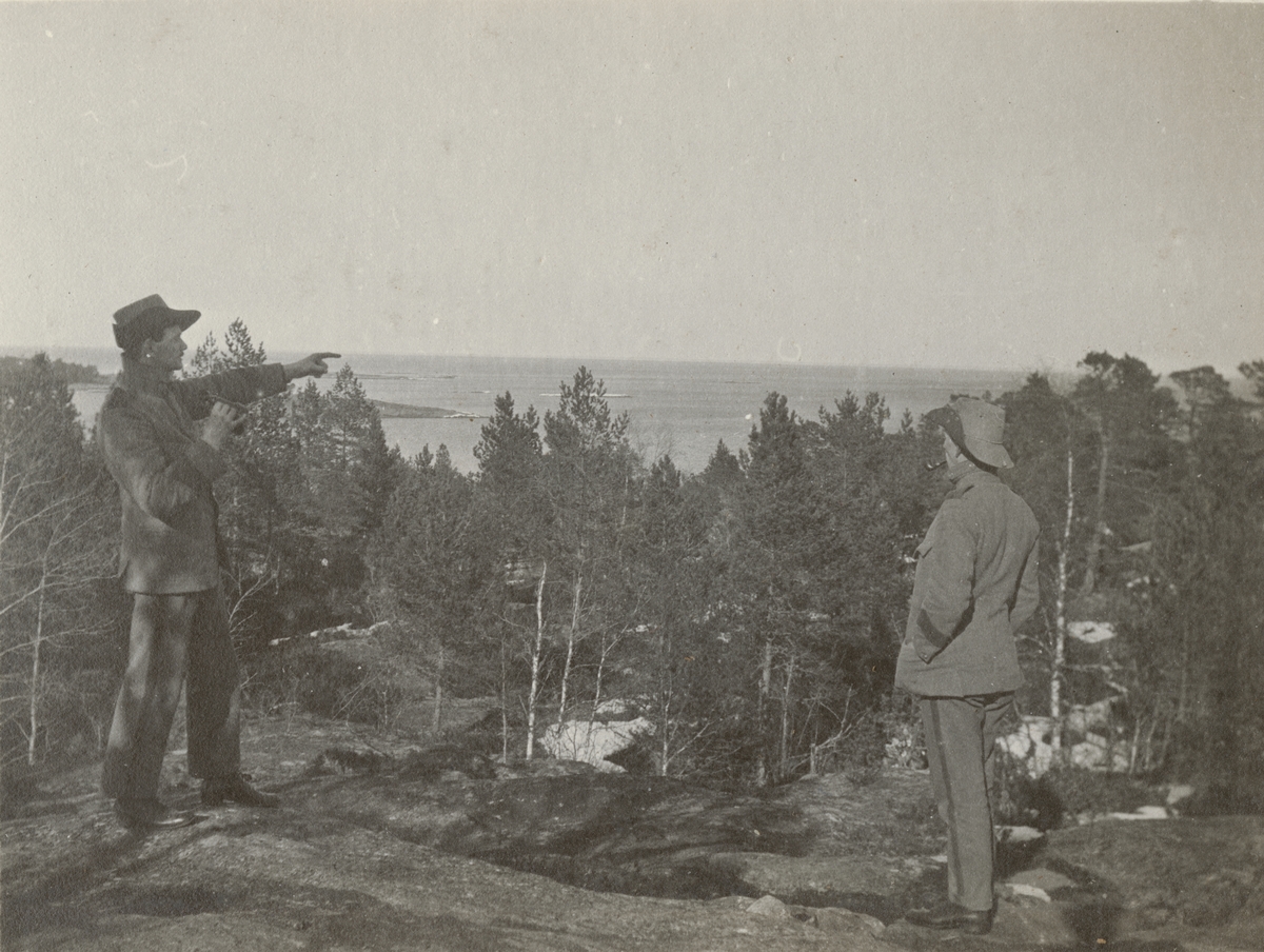 Två soldater på berget bevakar omgivningen.