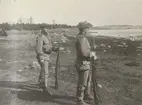 Två soldater från Göta livgarde I 2 på stranden.