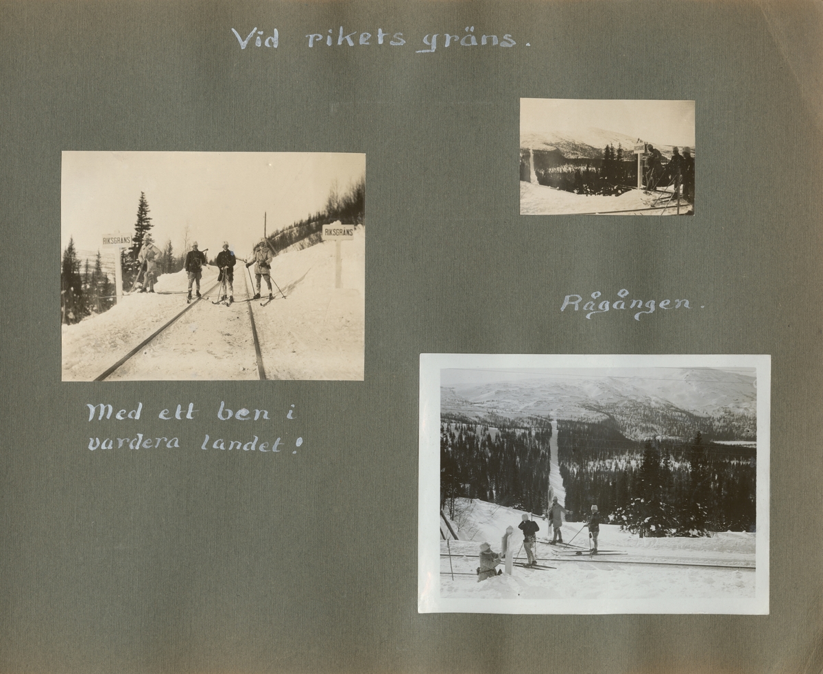 Landsgränsen mellan Sverige och Norge. Fyra soldater på skidor står på järnvägsrälsen mellan två skyltar med text "Riksgräns". Bakom gruppen syns några träd och berg.