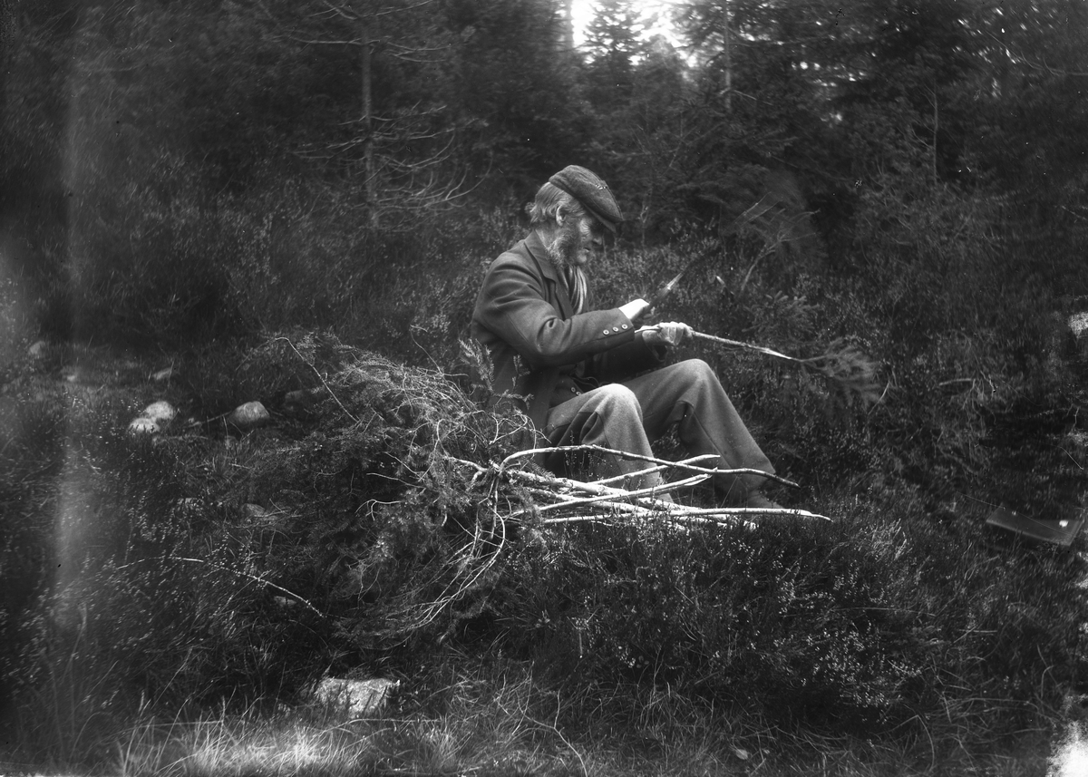 "Värmland. Jösse hd. Mangskog sn. Klyvning av sveg, band till gärdesgård."