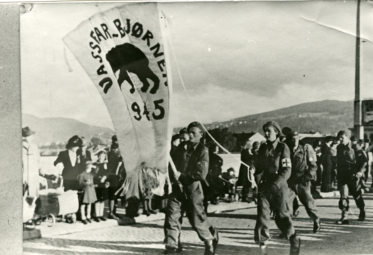 Hjemmefronten, " Vassfarbjørn ", defilerer mai 1945.