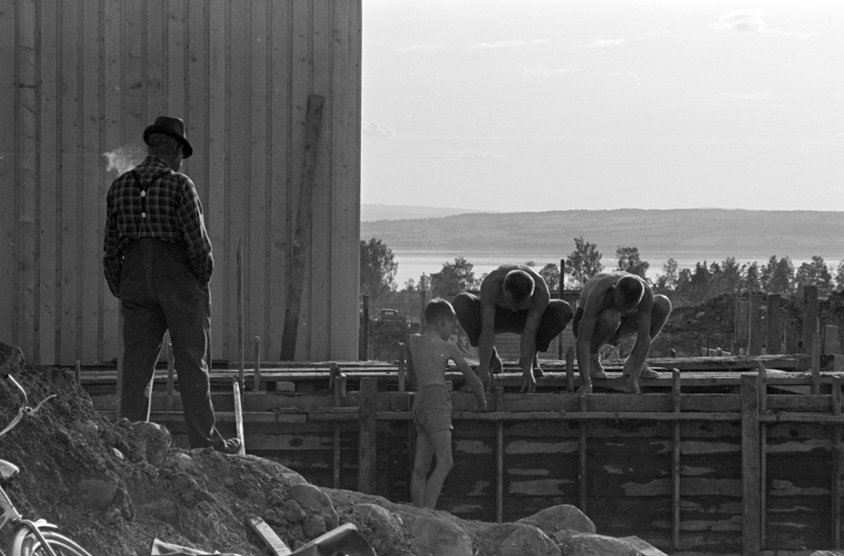 Husbygging, forskaling, grunnmur,ukjent sted. (Moe Pettersen)