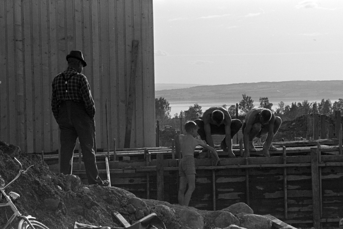 Husbygging, forskaling, grunnmur,ukjent sted. (Moe Pettersen)