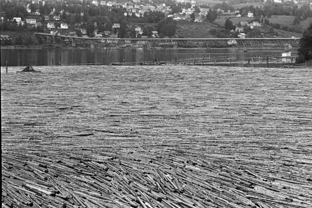 Tømmer,  fløting, Lillehammer.