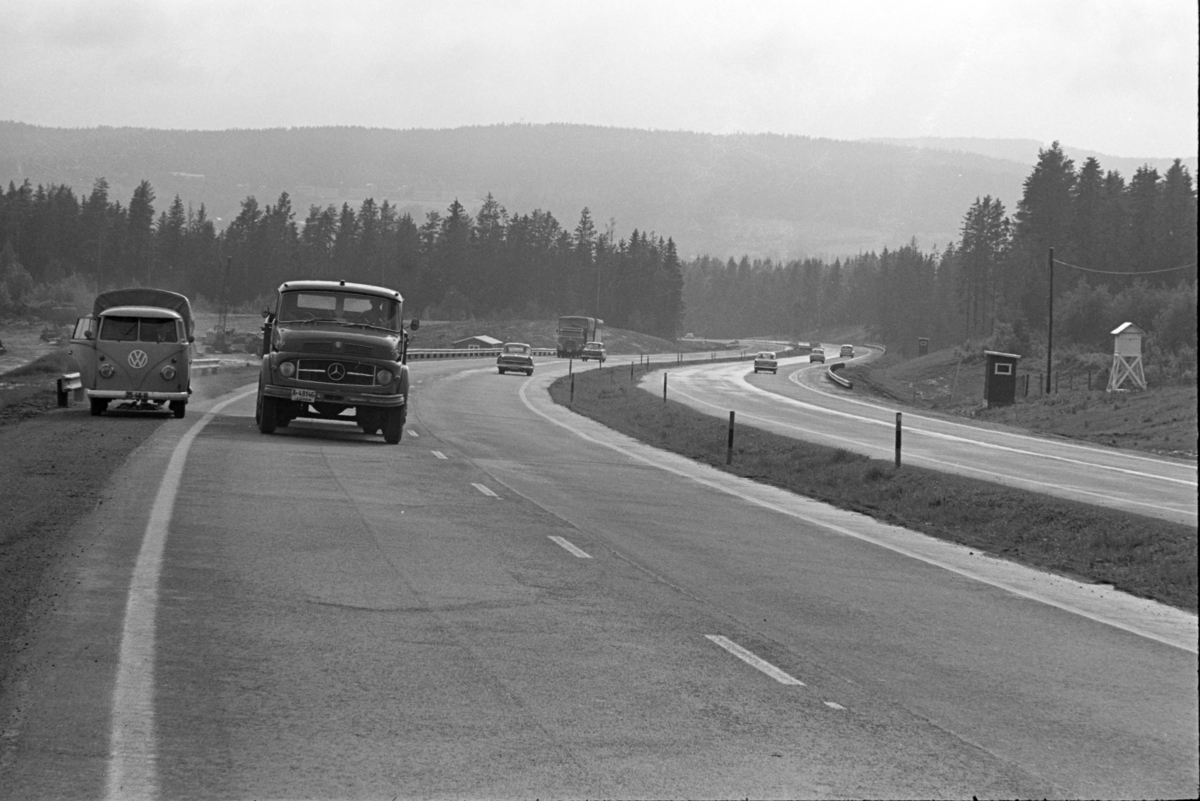 E 6, ny 4-felts Europavei,  biltrafikk, motorvei, Volkswagen, "Folkevogn" D-37276. Mellom Hvam og Skedsmovollen i Skedsmo.