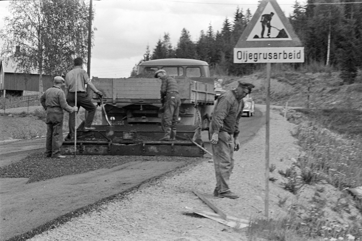 Kvarbergsvika, vegarbeid, oljegrus,vegarbeidere, Brumunddal,lastebiler, skilt, "Oljegrusarbeid"