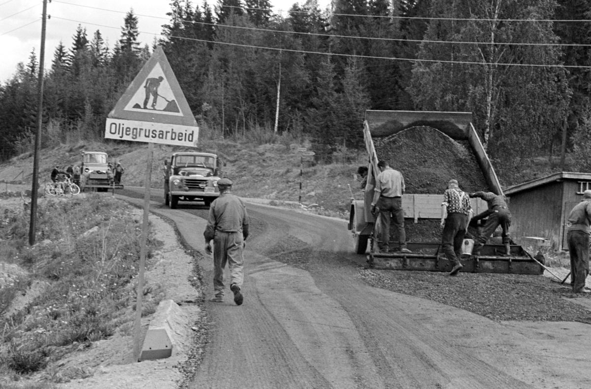 Kvarbergsvika, vegarbeid, oljegrus,vegarbeidere, Brumunddal,lastebiler, skilt, "Oljegrusarbeid"