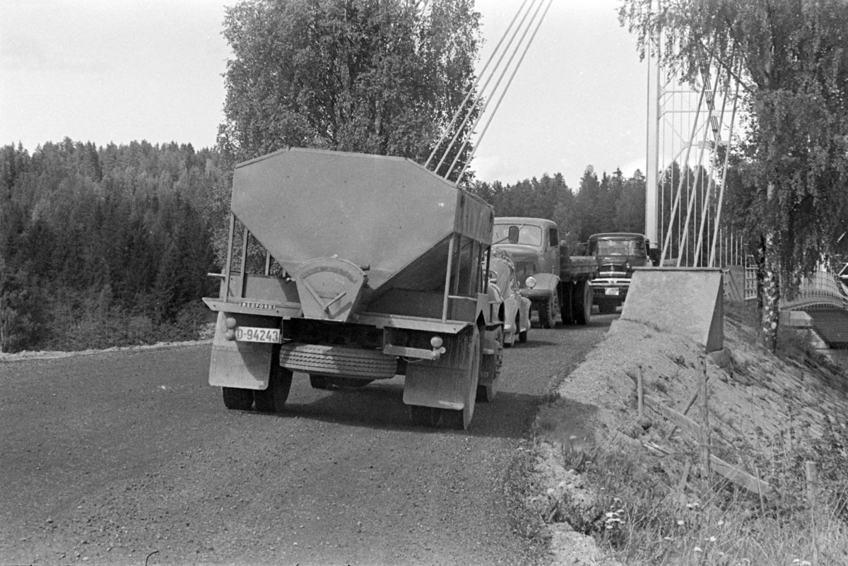 Framnesbrua, Kvarbergsvika,Brumunddal,biltrafikk, bilkø, lastebiler, Bedford D-94243.