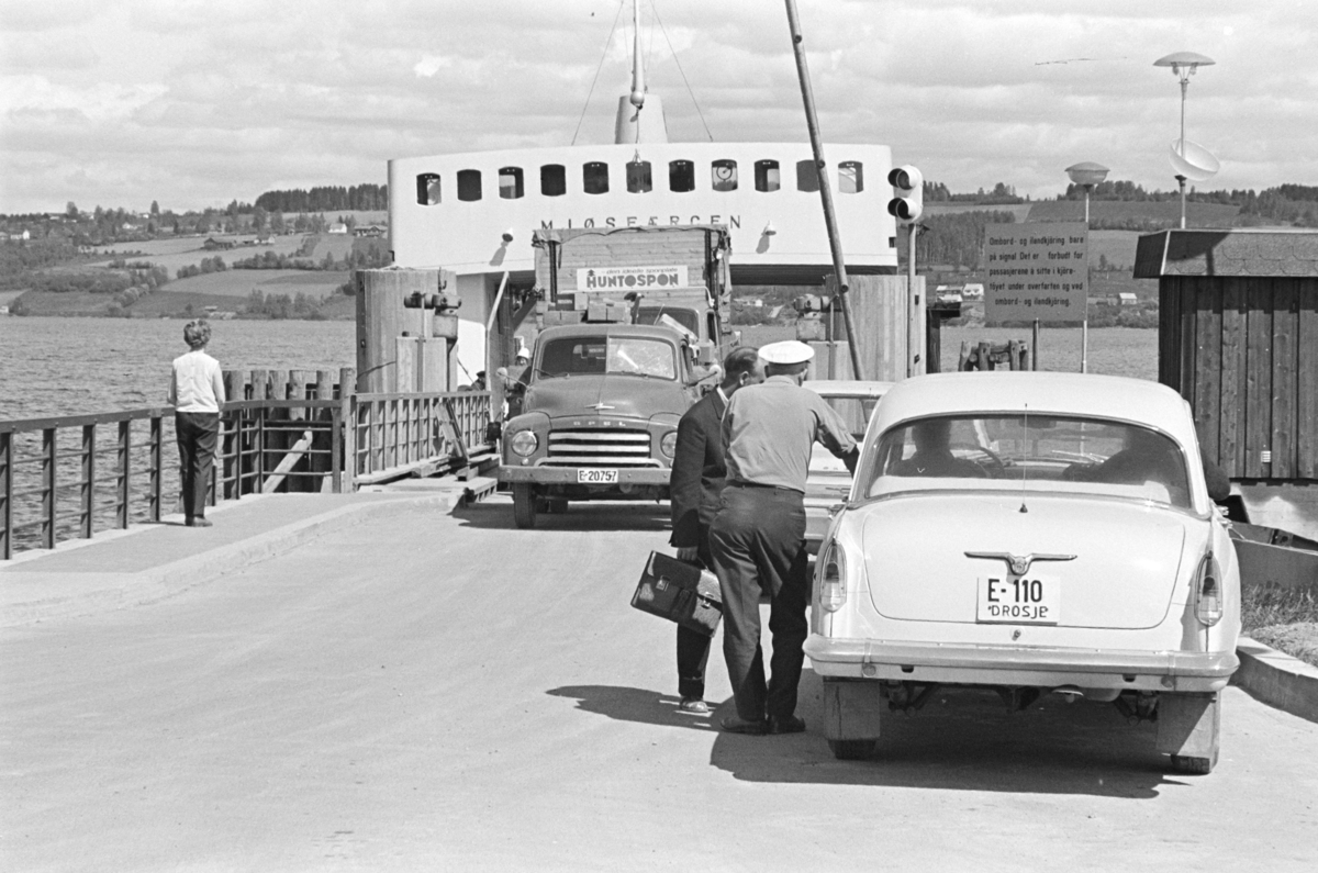 Gjøvik brygge, M/F Mjøsfærgen III, bilferje, Mengshoel-Gjøvik, lastebil, Opel E-20757, drosje Volga E-110