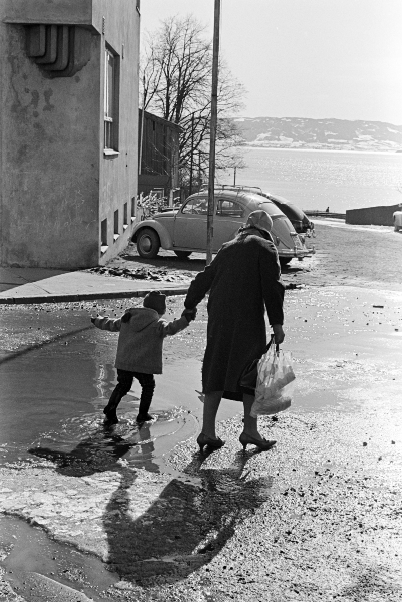 Storhamargata, Hamar, vårstemning,mor, barn, søledammer,