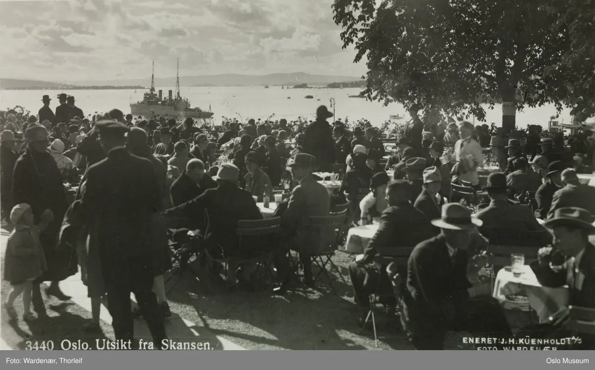 Skansen restaurant, bord, mennesker, utsikt, fjord, marinefartøy, mineleggeren Frøya