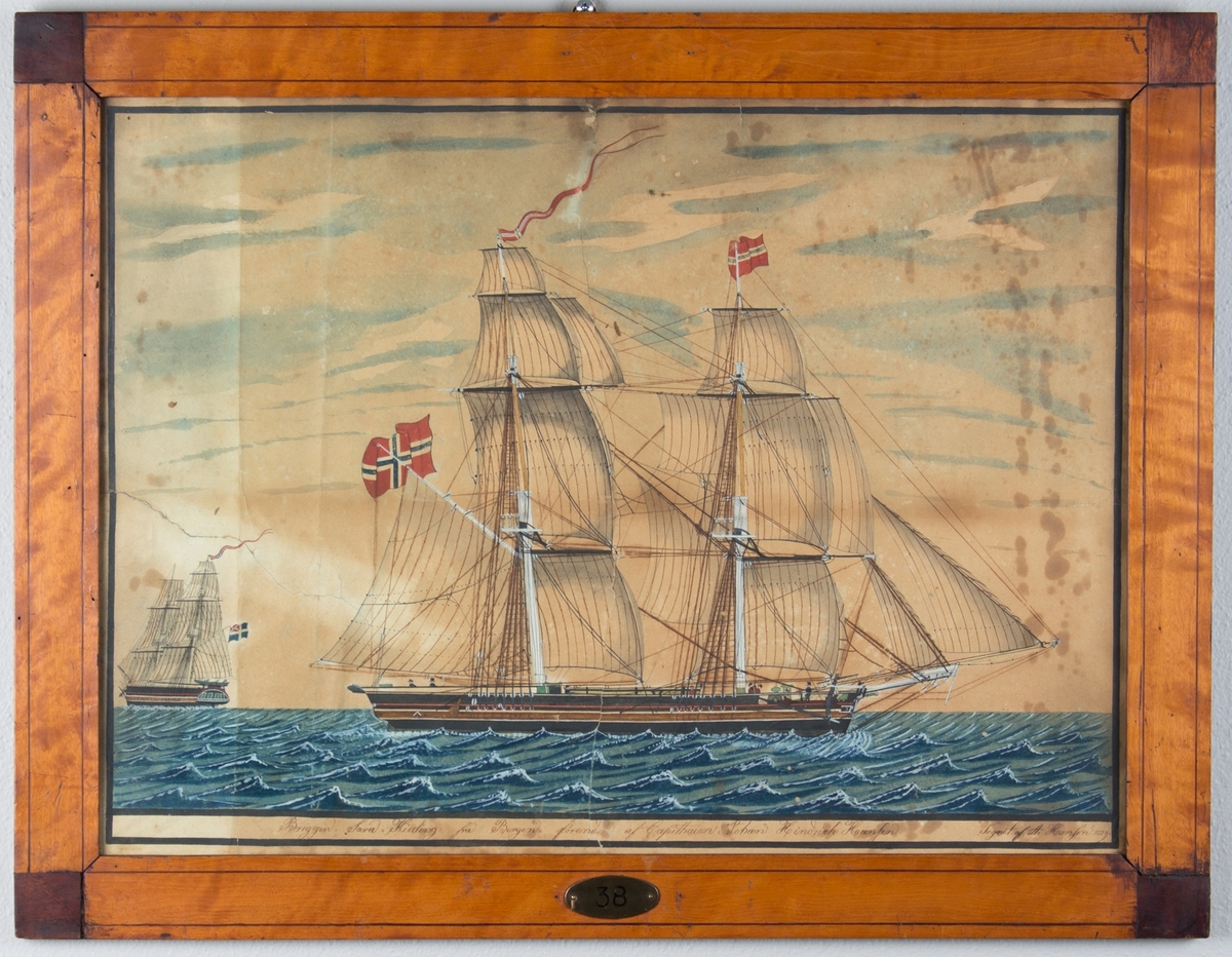 Brigg SARA KIEDING for fulle seil, norsk flagg og vimpel i mastene. Til venstre i motivet sees en annen brigg fra akter. Svensk-norsk unionshandelsflagg (1818-1844) i aktermasten.